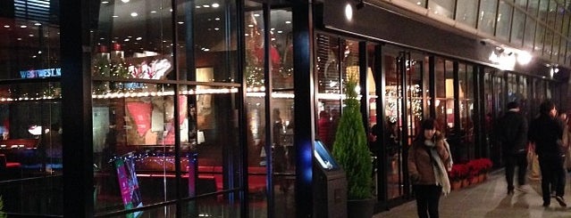 L'Atelier de Joël Robuchon is one of Guide to 港区's best spots.