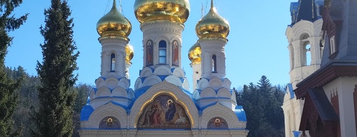 Chrám sv. apoštolů Petra a Pavla is one of สถานที่ที่ Olga ถูกใจ.
