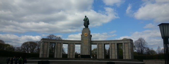 Sowjetisches Ehrenmal Tiergarten is one of สถานที่ที่ Olga ถูกใจ.