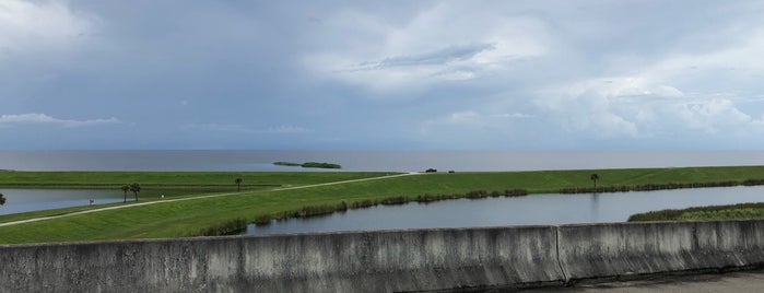 Port Mayaca Lock & Dam is one of Tempat yang Disukai Lizzie.