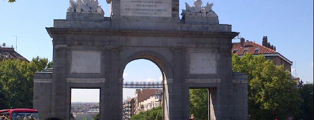 Puerta de Toledo is one of El Madrid de los Austrias.