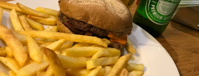 Confraria Burger & Beer is one of Quero.