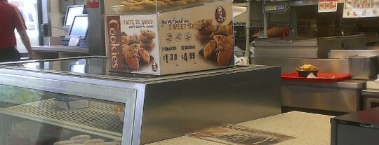 KFC is one of Lugares favoritos de Douglas.