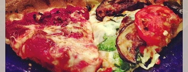 Uno Pizzeria & Grill - Boston is one of A 님이 좋아한 장소.