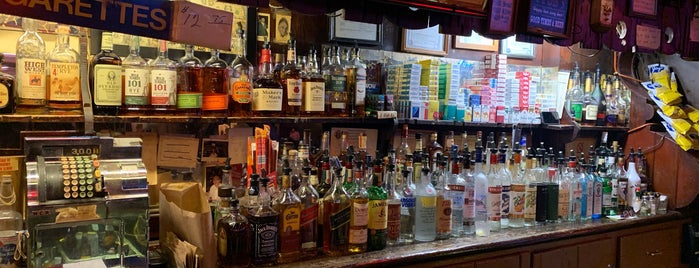 Richard's Bar is one of สถานที่ที่ Kevin ถูกใจ.