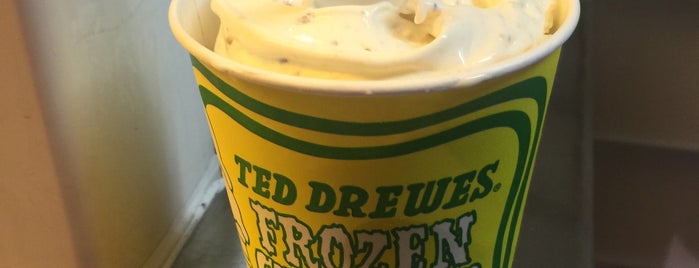 Ted Drewes Frozen Custard is one of สถานที่ที่บันทึกไว้ของ Nichole.