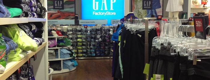 Gap Factory Store is one of Posti che sono piaciuti a Keyanna.