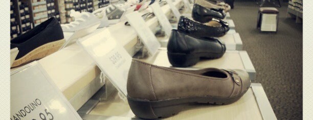 DSW Designer Shoe Warehouse is one of สถานที่ที่ Steve ถูกใจ.