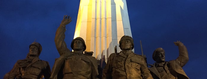 Памятник странам-участницам антигитлеровской коалиции is one of москва.