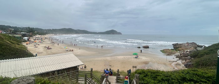 Praia do Rosa is one of Posti che sono piaciuti a Bruno.