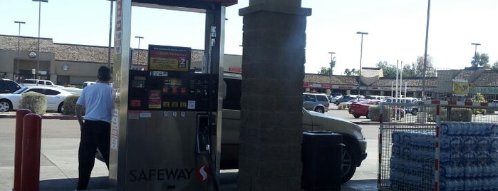 Safeway Fuel Station is one of สถานที่ที่ Patrick ถูกใจ.