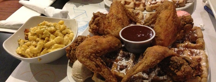 Dame's Chicken & Waffles is one of สถานที่ที่ Sneakshot ถูกใจ.