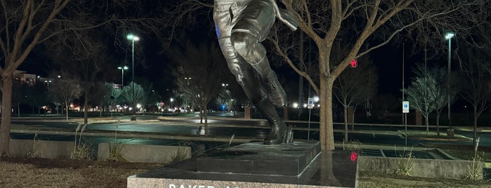 Heisman Park is one of 주변장소5.