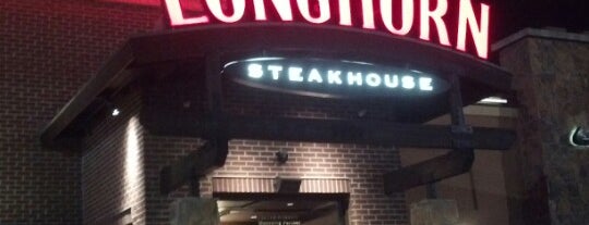 LongHorn Steakhouse is one of Tempat yang Disukai Harry.