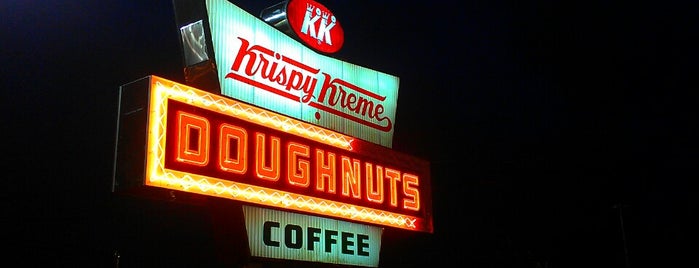 Krispy Kreme Doughnuts is one of Lugares favoritos de Holly.