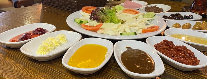 Tarihi Aynalı Fırın Restorant Cafe Fırın is one of Ankara.