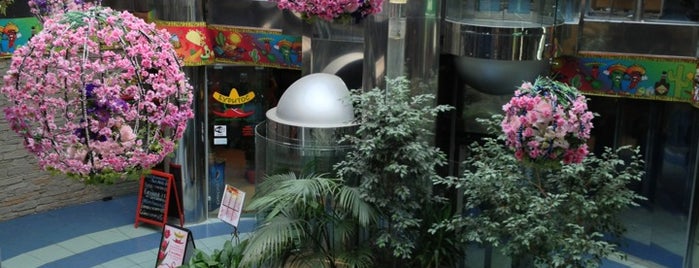 ТЦ «Метроград» / Metrograd Mall is one of Akito 님이 좋아한 장소.