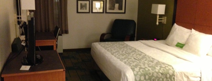 La Quinta Inn & Suites Houston Stafford Sugarland is one of สถานที่ที่ Kim ถูกใจ.