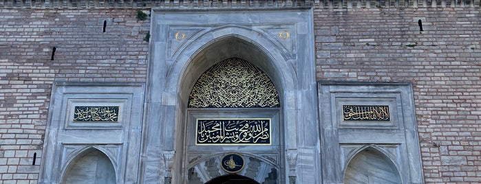 Topkapı Sarayı Bab-ı Hümayun Kapısı is one of Lieux qui ont plu à Alejandro.