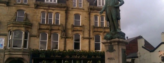 The Robert Peel (Wetherspoon) is one of Lieux qui ont plu à Carl.