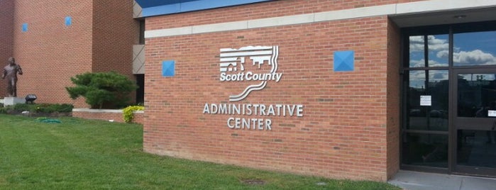 Scott County Administrative Center is one of Posti che sono piaciuti a Judah.