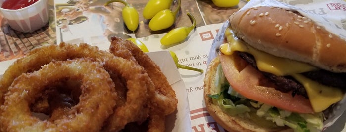 The Habit Burger Grill is one of Tempat yang Disukai Greg.