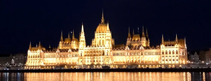 Batthyány tér (D11, D12, D13) is one of Budapest / Ungarn.