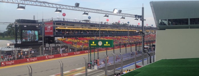 Singapore F1 Pit Grandstand is one of Riann'ın Beğendiği Mekanlar.