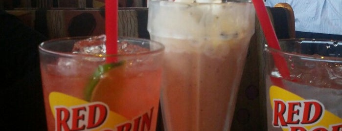 Red Robin Gourmet Burgers and Brews is one of Posti che sono piaciuti a Sandy.