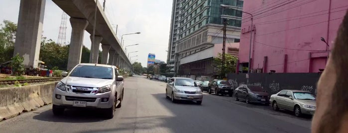 Kamphaeng Phet 7 Road is one of Posti che sono piaciuti a Julie.