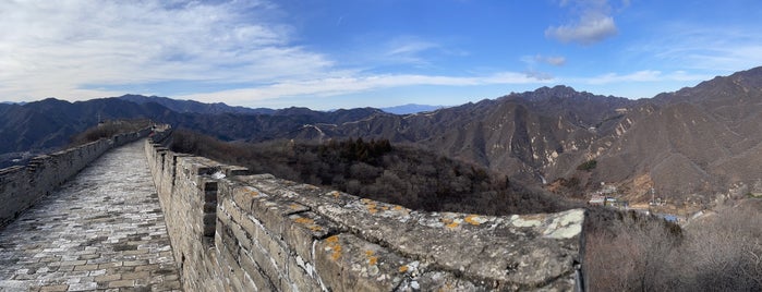 Badaling Shuiguan Great Wall is one of สถานที่ที่ Bo ถูกใจ.