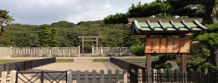 Tomb of Emperor Nintoku (Daisenryo Kofun) is one of ToDo Japan.
