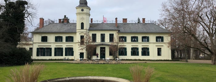 Schloss Britz is one of Julius 님이 좋아한 장소.