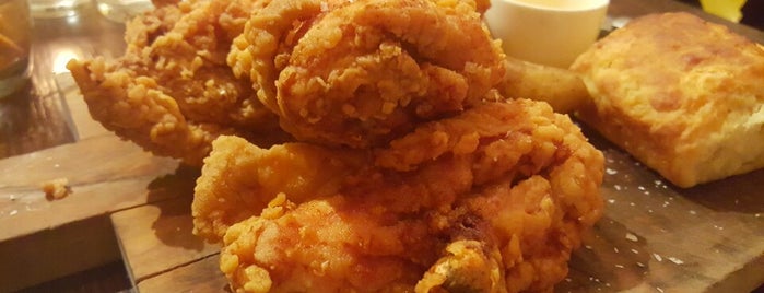 Boss Shepherd's Restaurant & Whiskey Bar is one of Golden, Brown, & Delicious - A Fried Chicken Guide.