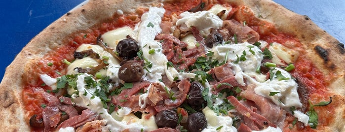 Futura Neapolitan Pizza is one of สถานที่ที่บันทึกไว้ของ Elisabeth.