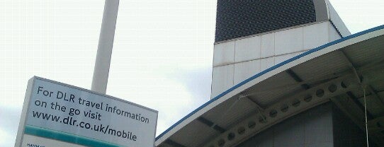 Island Gardens DLR Station is one of สถานที่ที่ carolinec ถูกใจ.