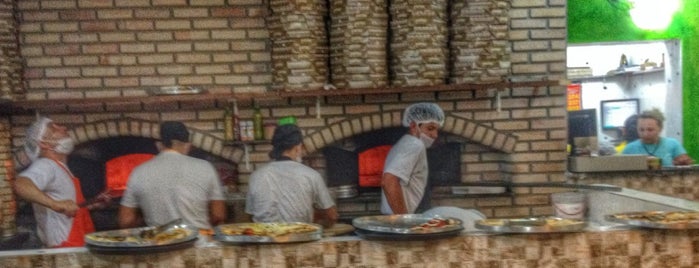 Pizzaria Nova Veneza is one of Locais curtidos por Luis.