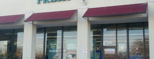 Angelo Caputo's Fresh Markets is one of Lugares favoritos de John.