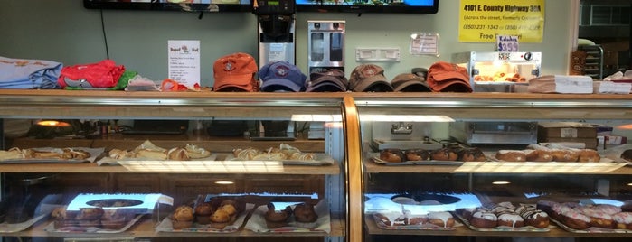 The Donut Hut is one of Lugares favoritos de Cory.