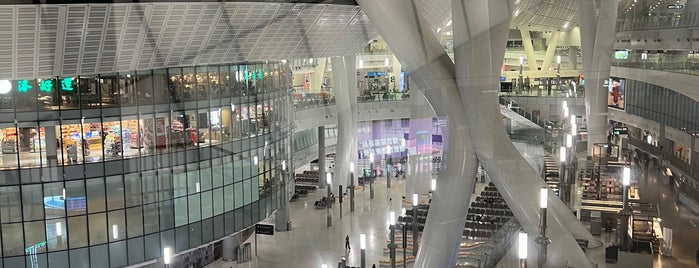Hong Kong West Kowloon Station is one of Lugares favoritos de Orietta.