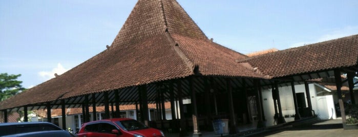 Pendopo Wakil Bupati is one of Place must visit in Purwokerto.