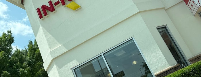 In-N-Out Burger is one of Road trip.
