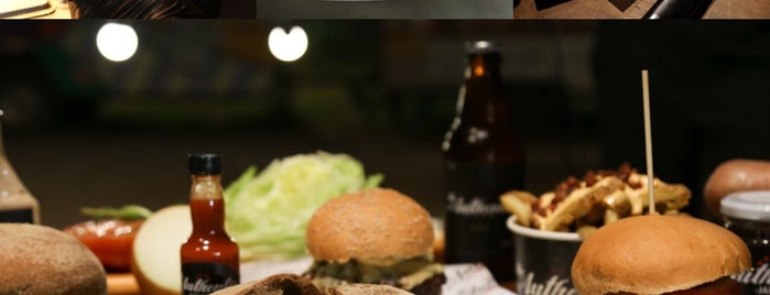The Authentic American Burger is one of Locais salvos de Ronaldo.
