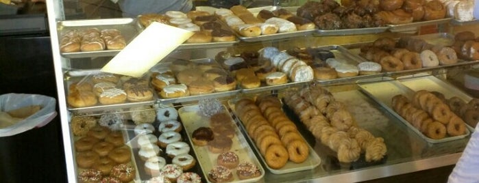 Abbe's Donuts is one of Tempat yang Disimpan Trafford.