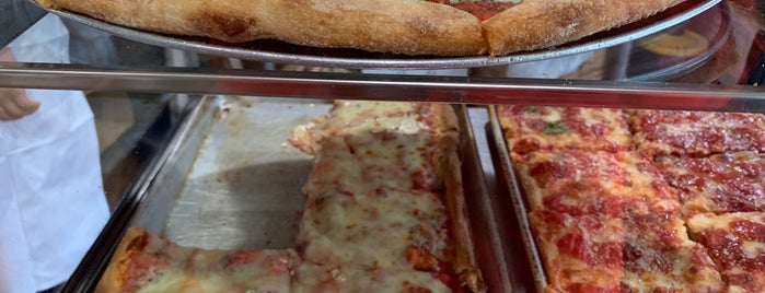 3 Luigis Pizzeria & Restaurant is one of Pratt Institute eats.