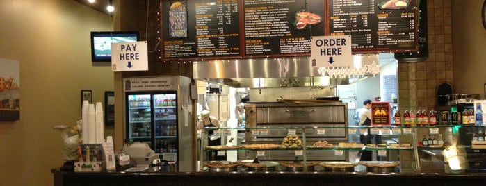 New York's Upper Crust Pizza is one of Tempat yang Disimpan John.