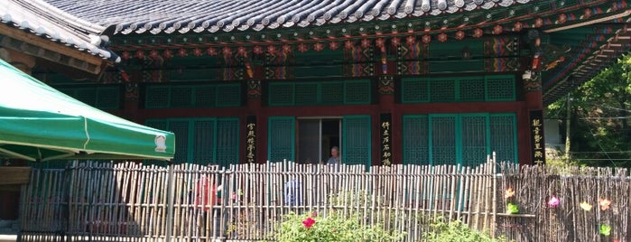 Naewonam is one of Buddhist temples in Gyeonggi.