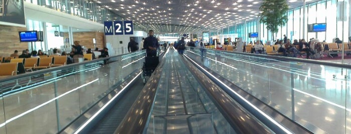 Terminal 2E is one of Locais curtidos por Laurent.