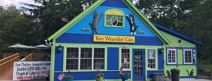 Two Wrasslin Cats is one of สถานที่ที่ Eric ถูกใจ.