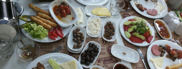 Royal Garden Cafe is one of Cafe-Tatlı.